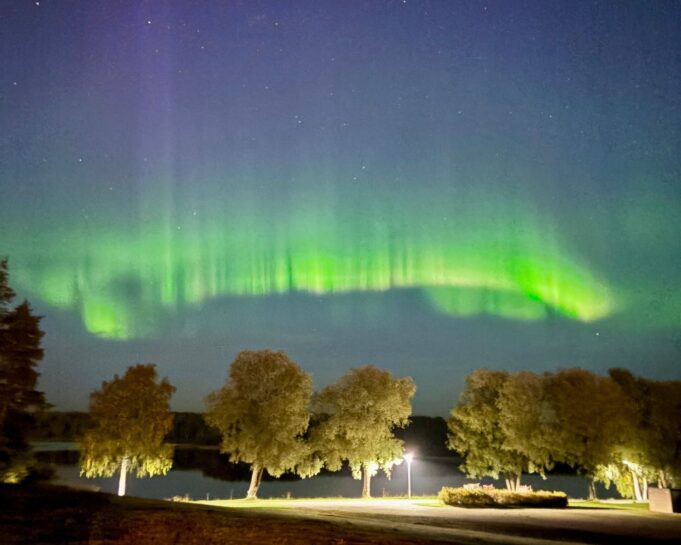 Kuhmon Taiteden yö 2025 revontulet Sins and Wingsiltä kuvattuna. Kuva: Inka Makkonen