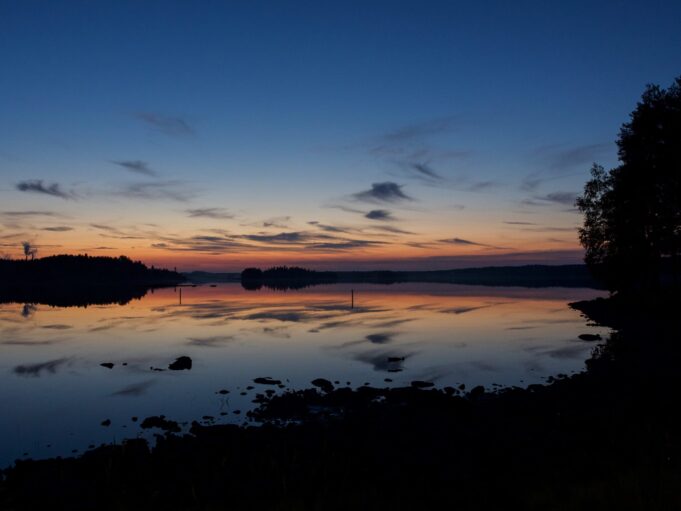 Kuhmon Taiteiden yö 2025 myöhäisillan tyyni maisema. Kuva: Esko Kinnunen