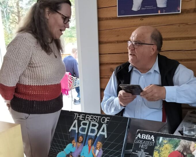 Taiteiden yö 2025 DJ Antsu soittaa ABBA:n levyjä. Kuva: Hilkka Komulainen