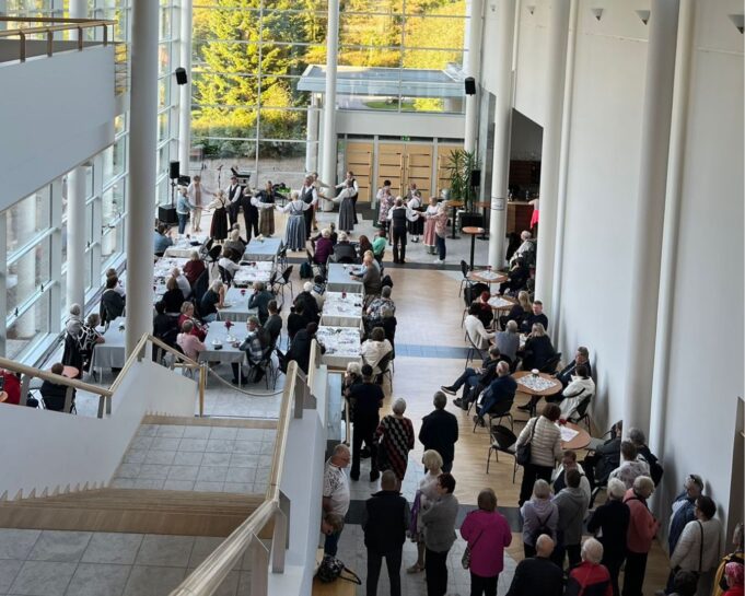 Keiketyksen tanssiesitys Kahvila Juttuassa. Kuva: Anu Varis