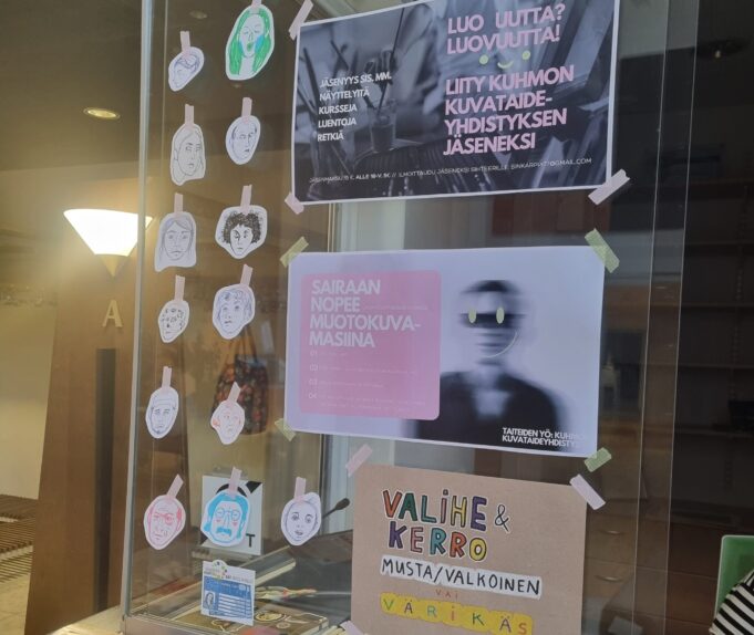 Taiteiden yö 2025. Sairaan nopee (ja pyydettäessä värikäs) muotokuvamasiina pisteellä muotokuvan sai itsestään 56 henkilöä illan aikana. Kuva: Johanna Vilhunen