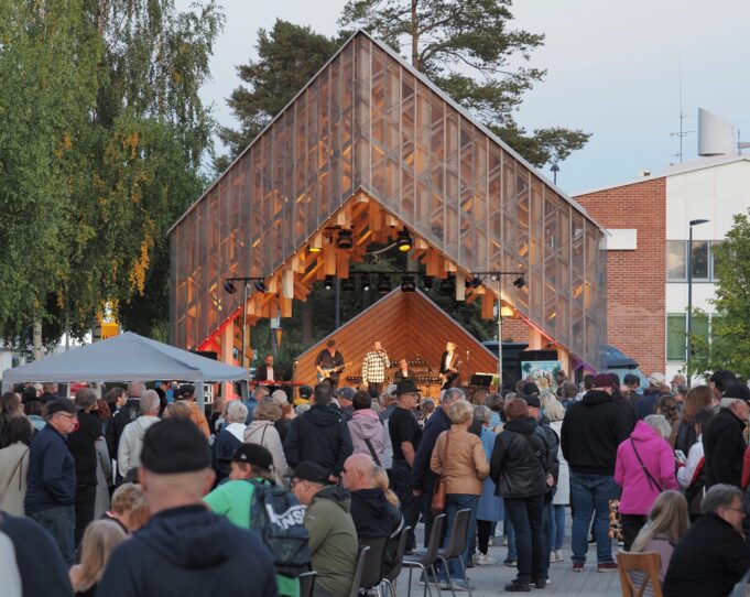 Taiteiden yö 2025 torin tunnelmia. Esiintymässä Joni Lauronen & Laatukone. Kuva: Esko Kinnunen