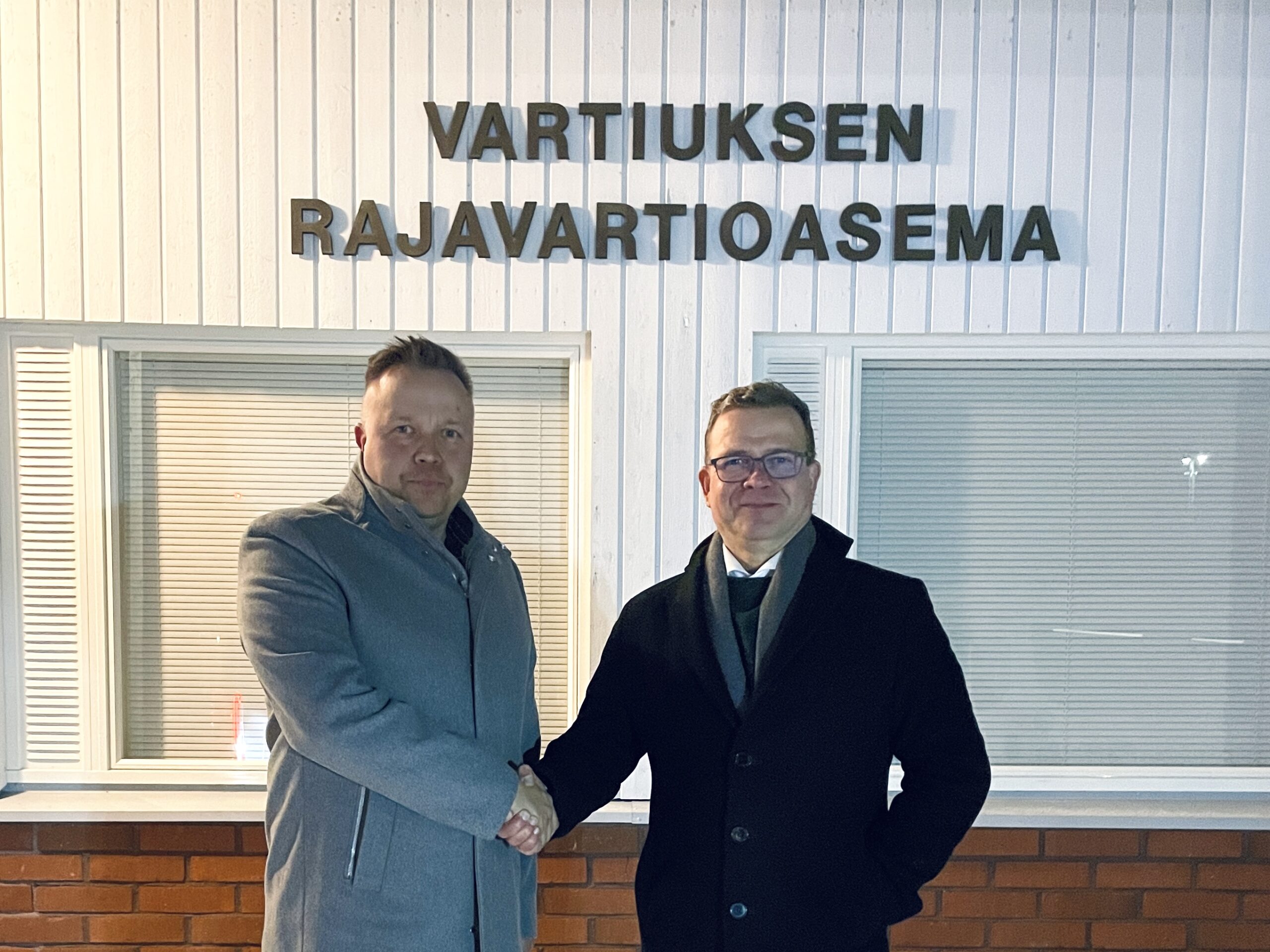 Pääministeri Petteri Orpo vierailulla Vartiuksen raja-asemalla marraskuussa 2023.