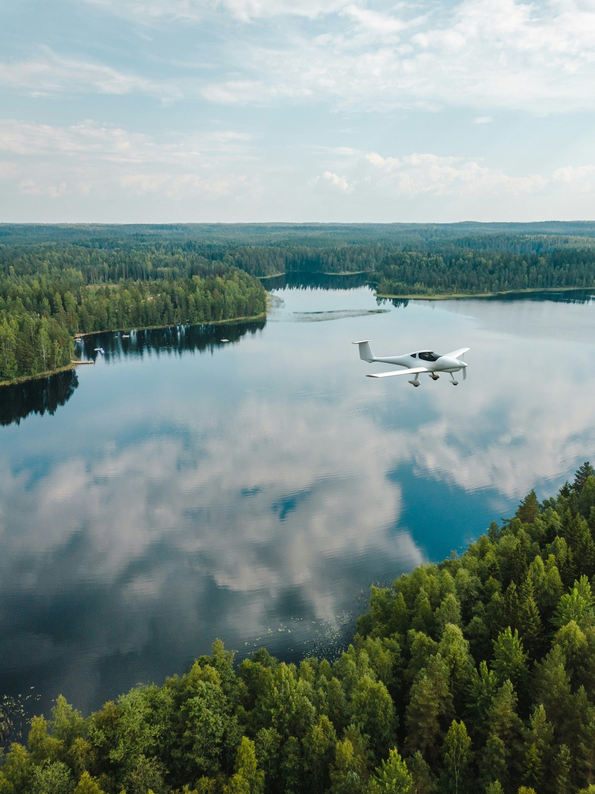 Pienoislentokone järvimaisemassa